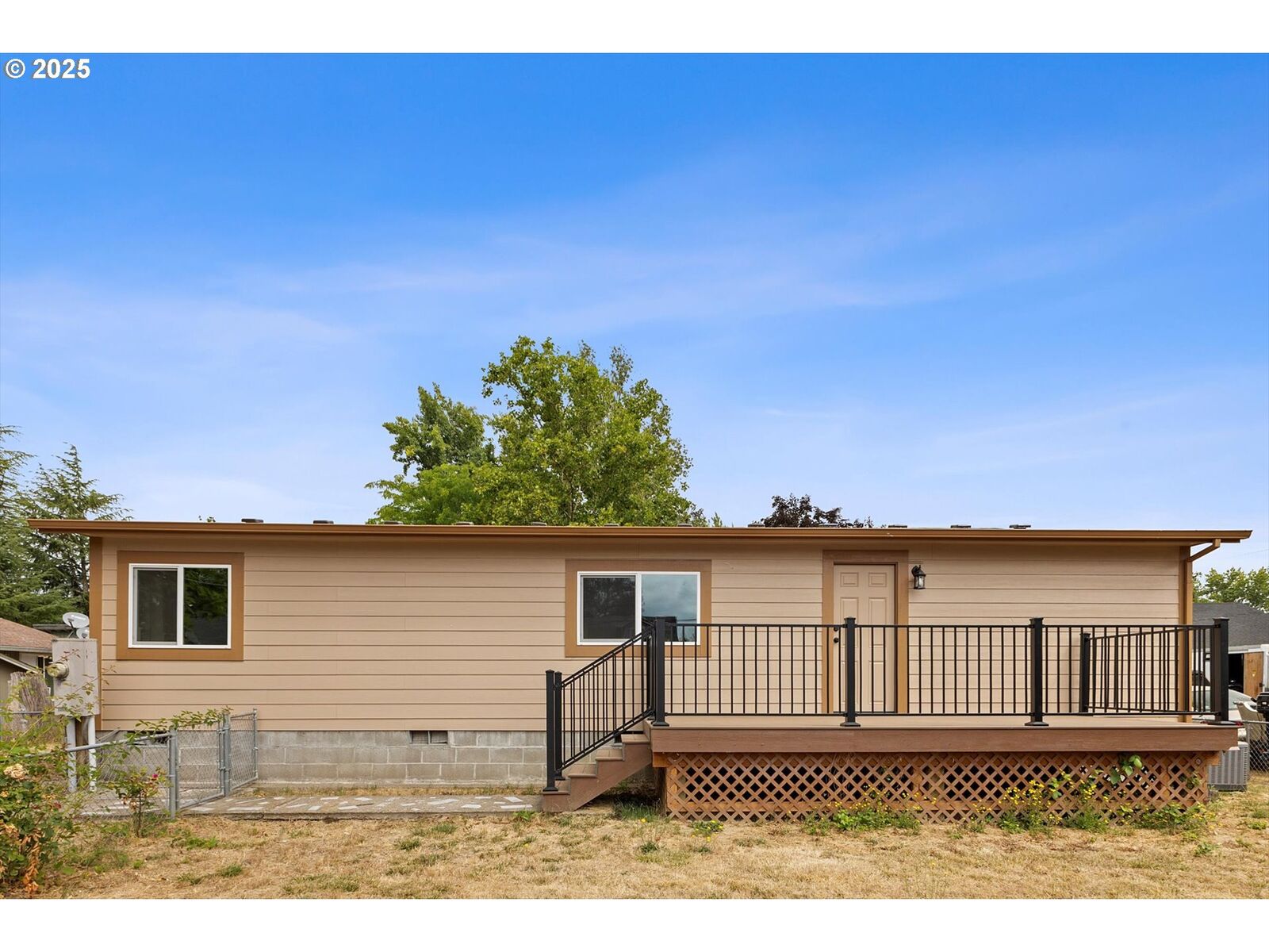 Property Photo: 950 E Main St OR 97148
