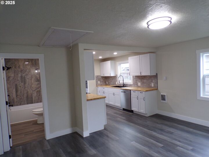 Property Photo: 1925 Liberty St OR 97317