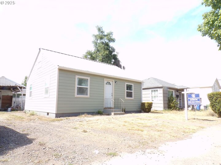 Property Photo: 1925 Liberty St OR 97317