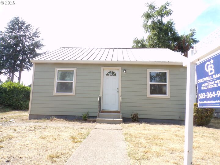 Property Photo: 1925 Liberty St OR 97317