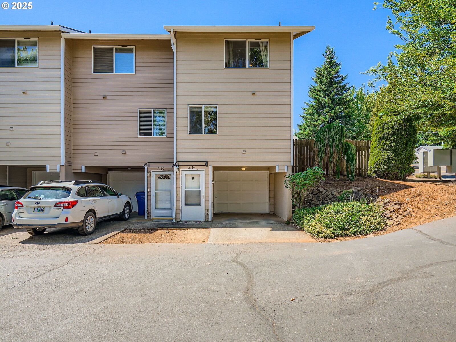 Property Photo:  2174 Maplewood Dr  OR 97306 