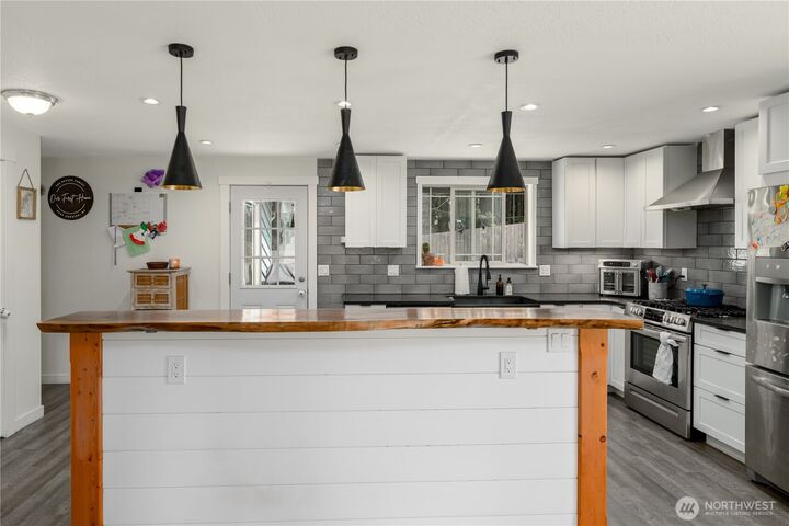 Property Photo:  2107  Driftwood Place  WA 98363 