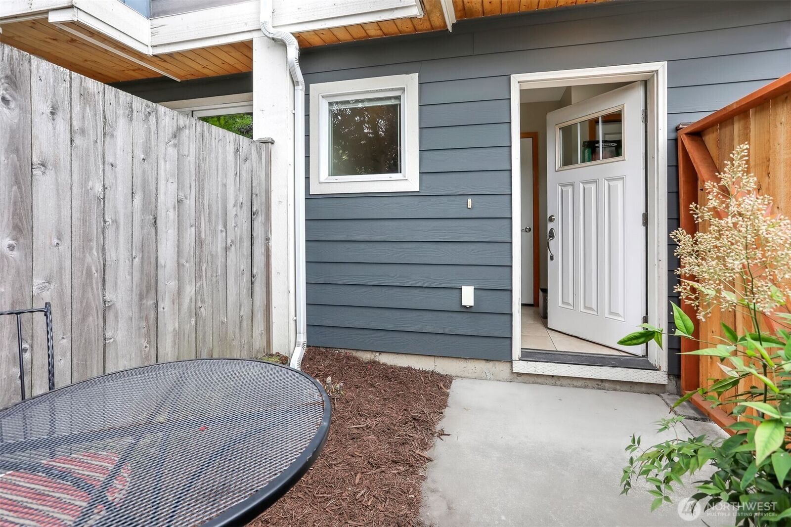 Property Photo: 516 B N 46th Street WA 98103
