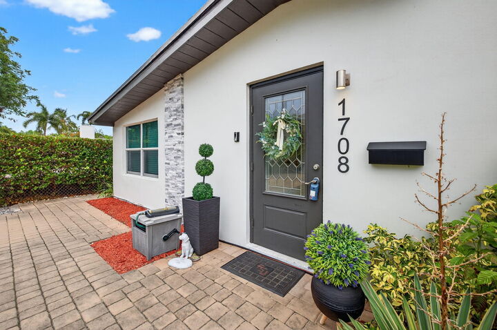 Property Photo: 1708 NE 16th Terrace FL 33305