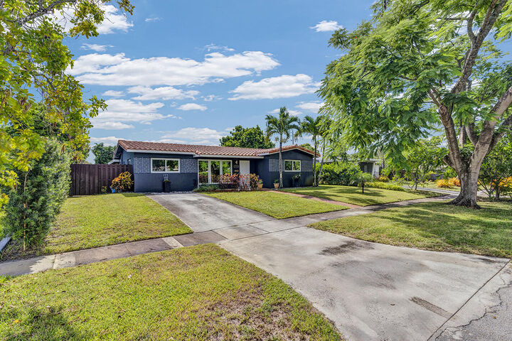 Property Photo: 2115 N 45th Avenue FL 33021