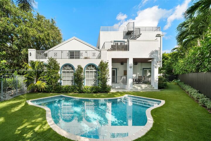Property Photo:  431 W Rivo Alto Dr  FL 33139 