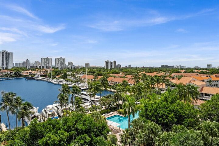 Property Photo: 3610 Yacht Club Dr 805 FL 33180