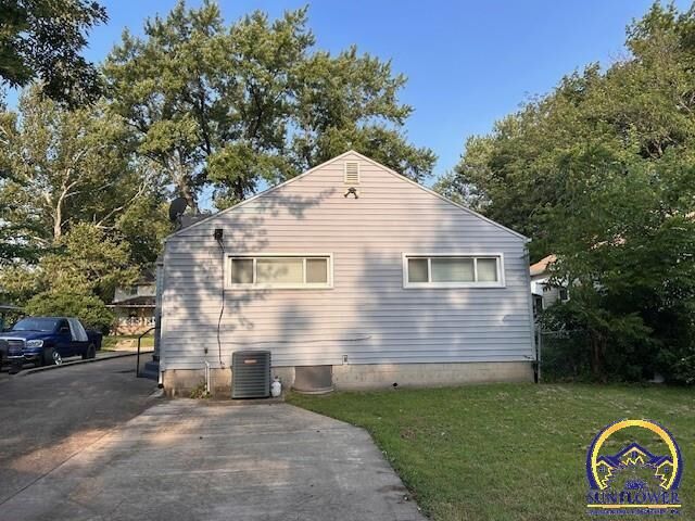 Property Photo:  2032 SW Randolph Ave  KS 66604 
