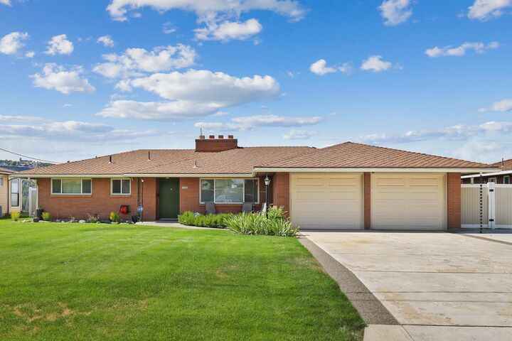 Property Photo: 5504 W Hoffman Pl WA 99205