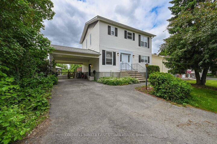 Property Photo: 22 Poole Creek Crescent ON K2S 1G4