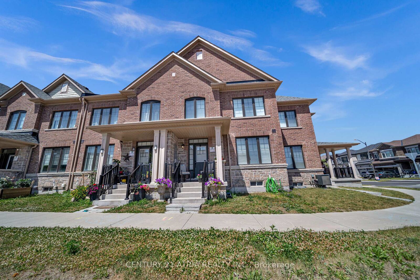 Photo de la propriété:  153 Coronation Road  ON L1P 0H5 