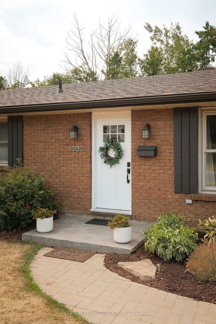 Property Photo:  1600 Redwood Drive  ON K9K 1B4 