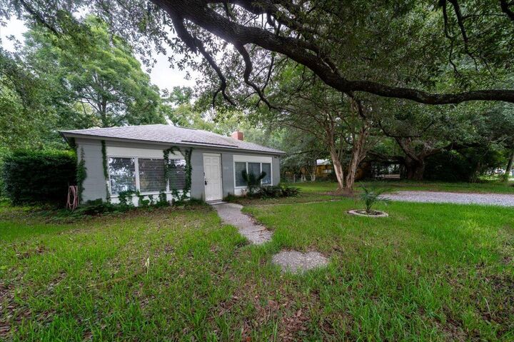 Property Photo: 1618 Evergreen Street SC 29407