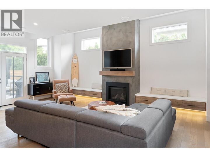 Photo de la propriété:  2481 Ethel Street  BC V1Y 3A4 