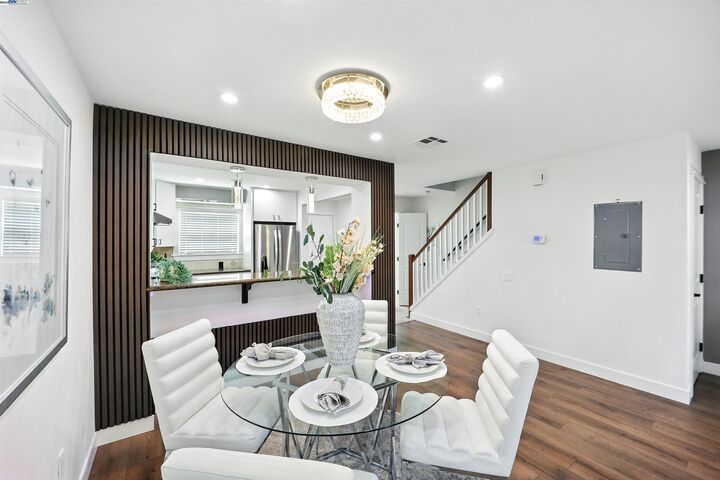 Property Photo:  865 Carlisle Way 128  CA 94087 