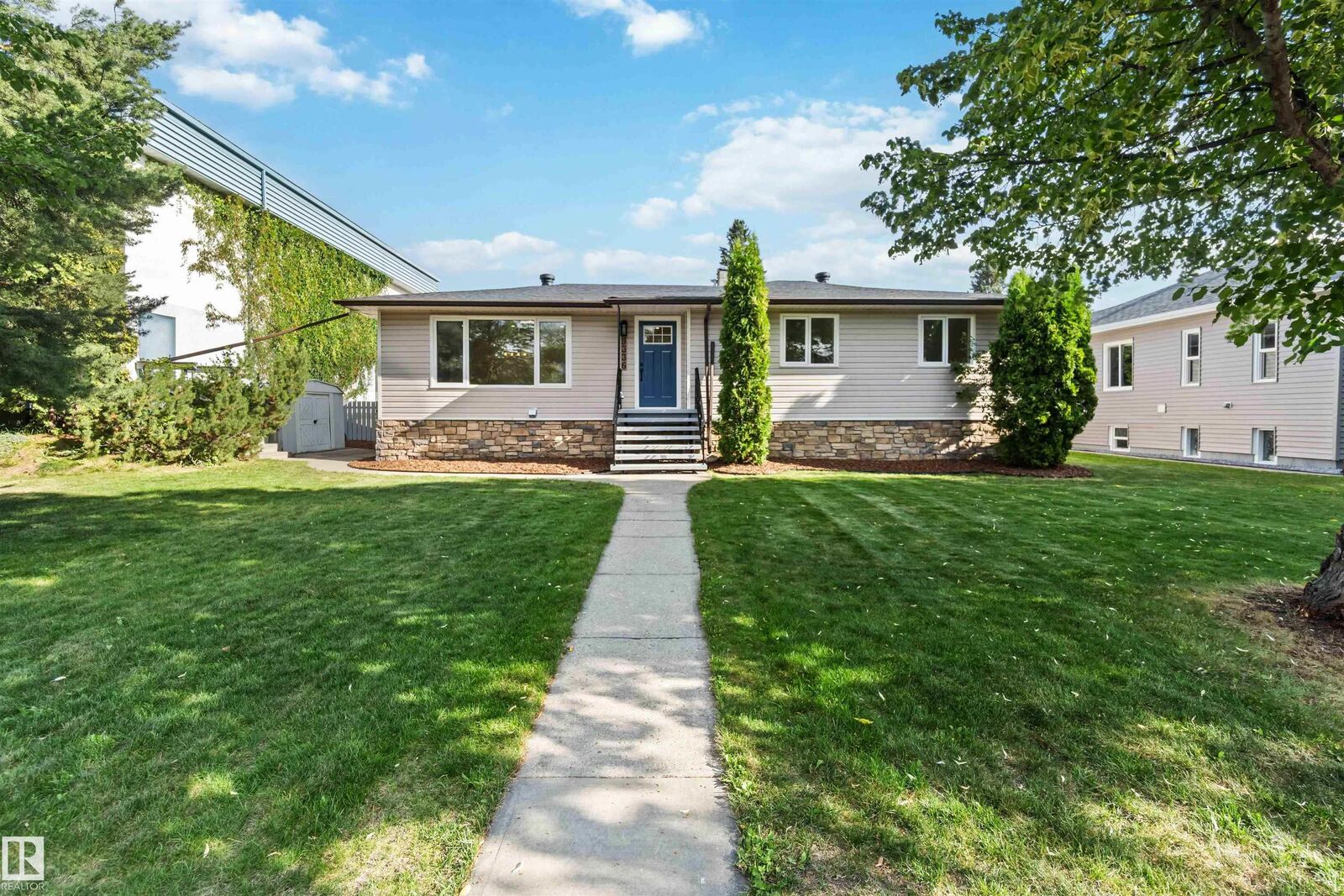 Property Photo:  9336 69 Avenue NW  AB T6E 0R9 