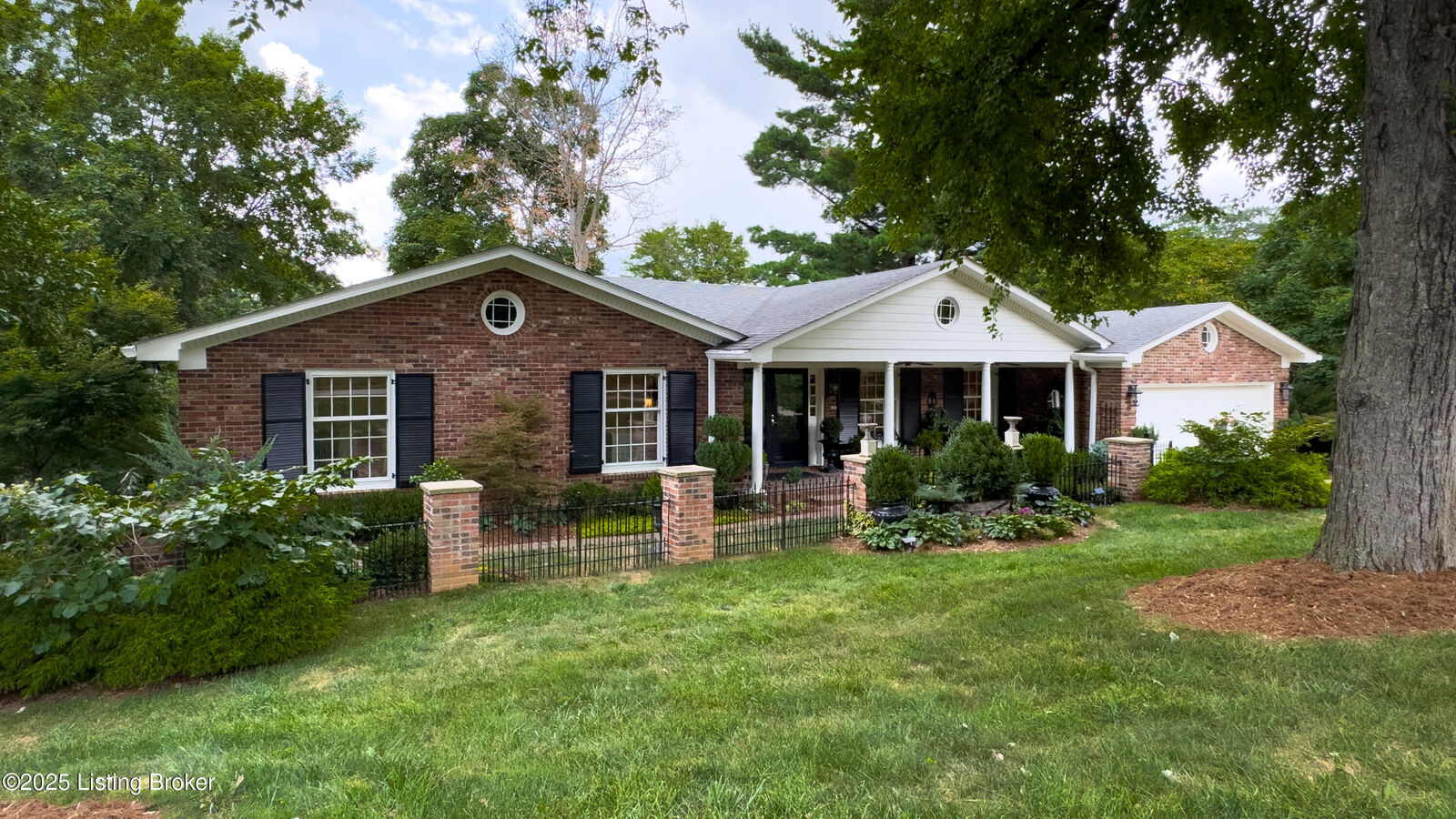 Property Photo:  1521 Thackeray Dr  KY 40205 