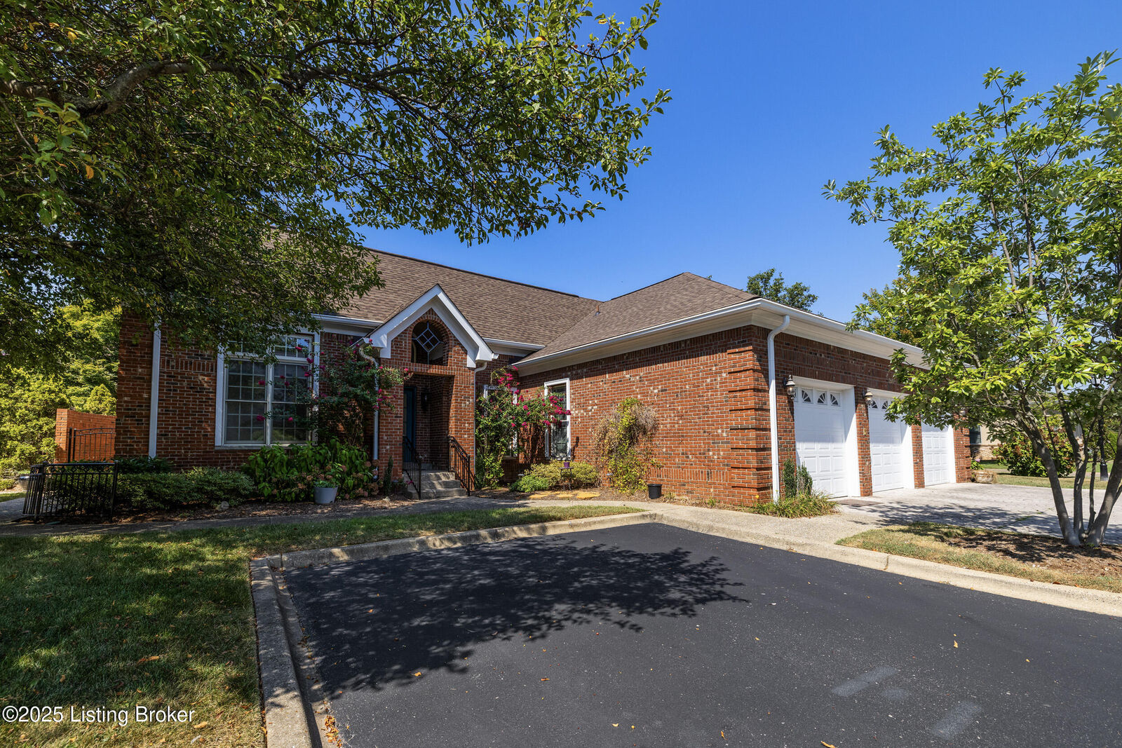 Property Photo:  2617 Alia Cir  KY 40222 