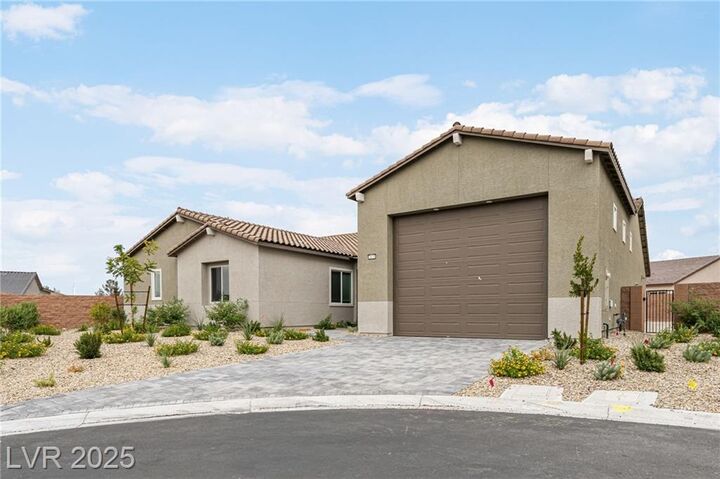 Property Photo:  