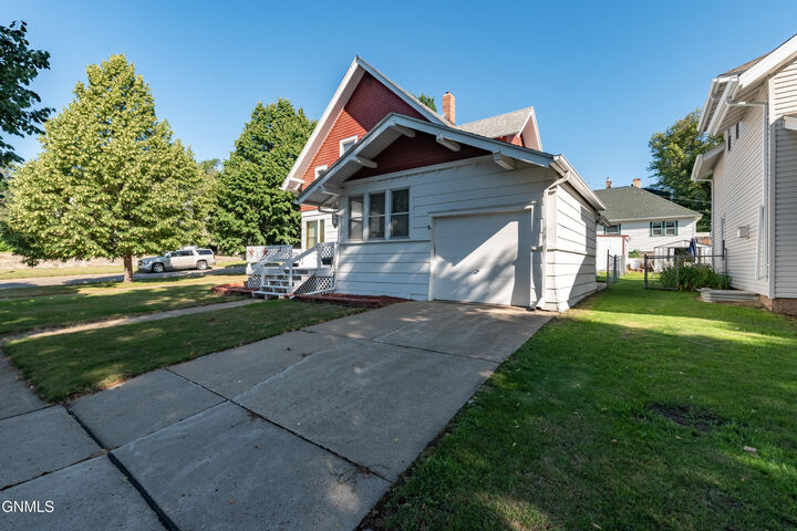 Property Photo: 710 1st Street NW ND 58554