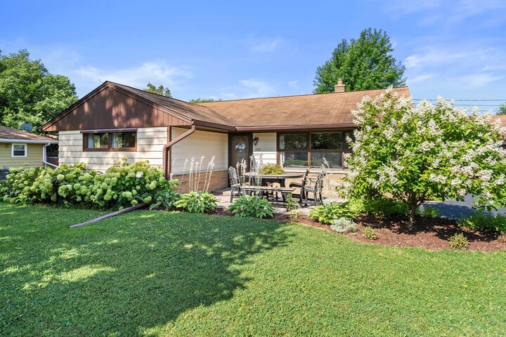 W202n9537 Club Cir  Menomonee Falls WI 53051 photo