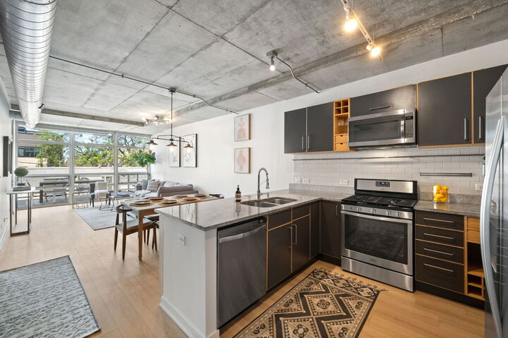 Property Photo:  1610 W Fullerton Avenue 210  IL 60614 