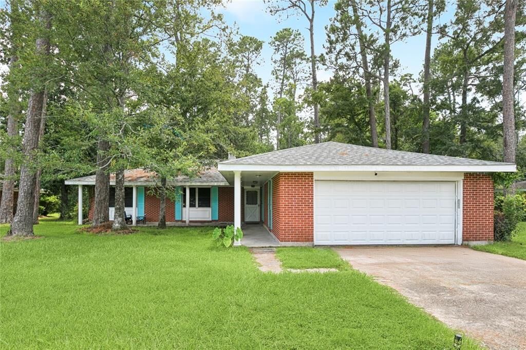 Property Photo: 113 W Pinewood Drive LA 70458