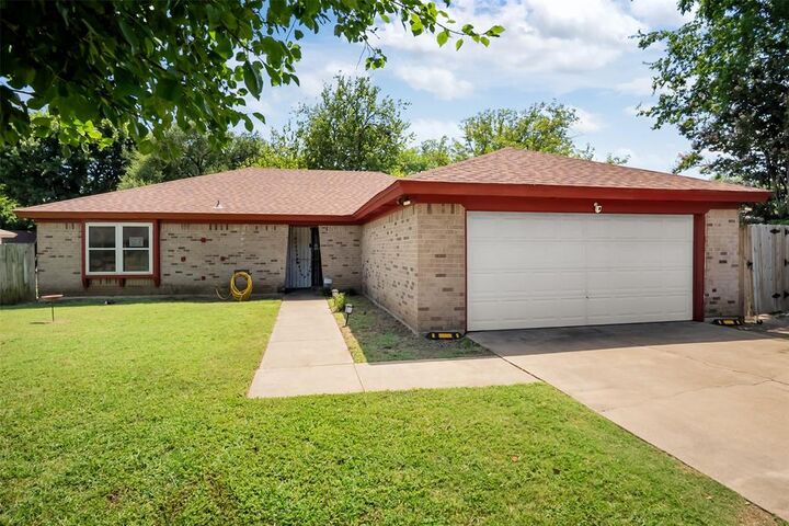 Property Photo: 1002 Canton Road TX 76033