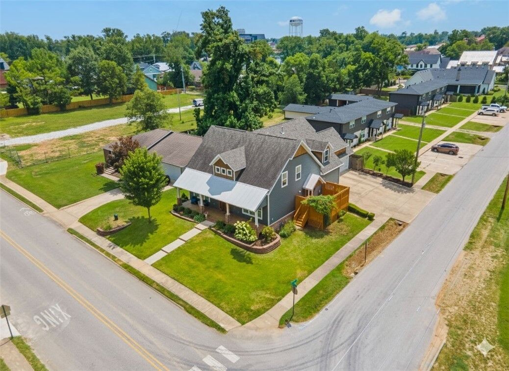 Property Photo:  415 NW 5th Street  AR 72712 