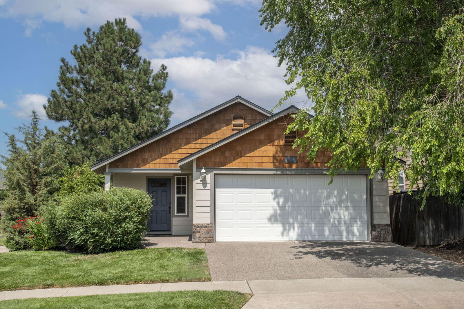Property Photo:  2870 NE Jackdaw Drive  OR 97701 