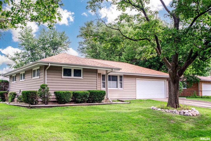 Property Photo:  2800 Fondulac Drive  IL 61611 