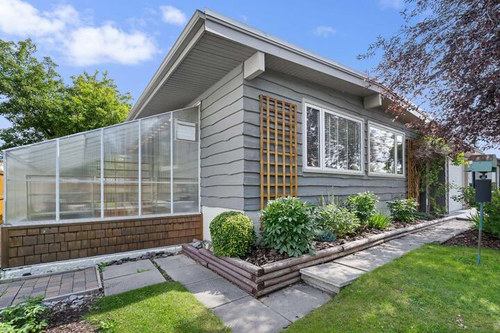 Photo de la propriété:  4440 Brentwood Green NW  AB T2L 1L4 