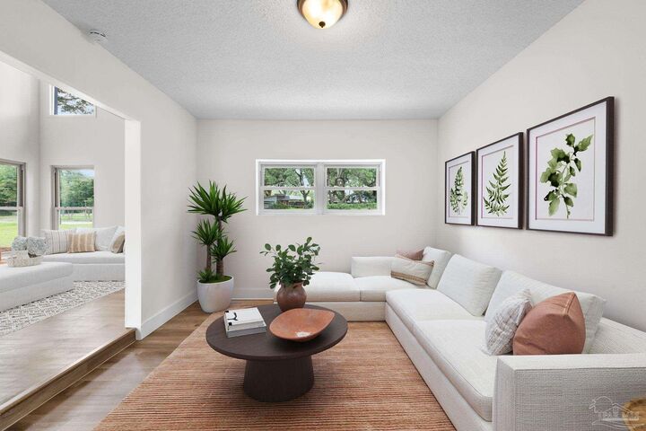 Property Photo: 6725 Oakcliff Rd FL 32526