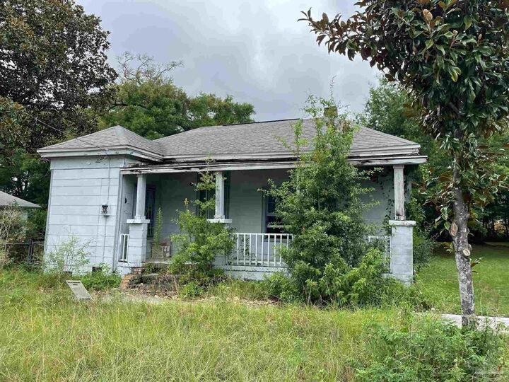 Property Photo: 315 N A St FL 32501