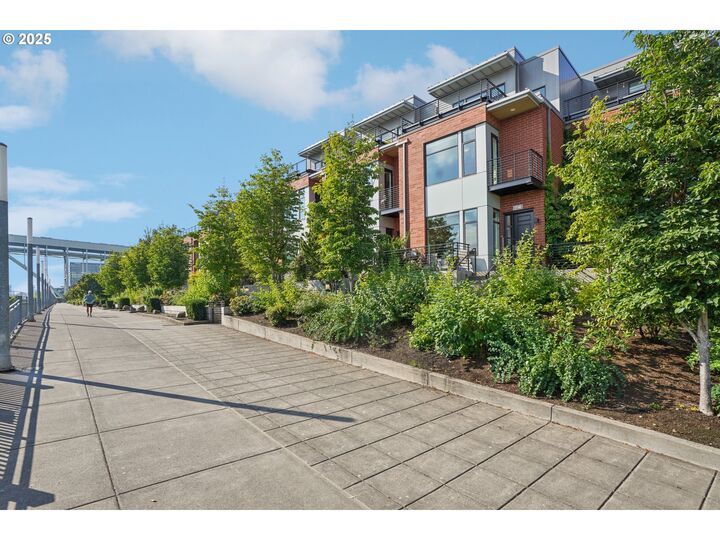 Property Photo:  1740 NW Riverscape St  OR 97209 