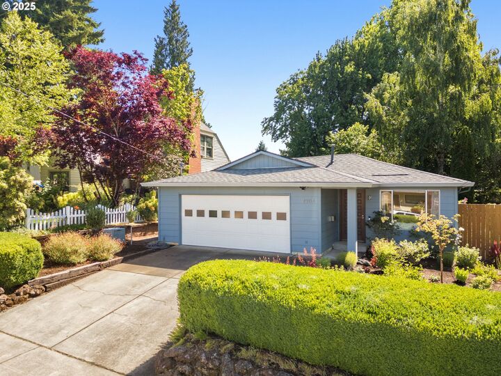 Property Photo:  4904 SE 36th Pl  OR 97202 