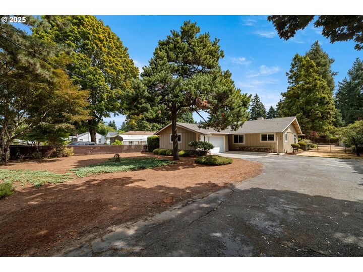 Property Photo: 5919 NW Garfield Ave WA 98663