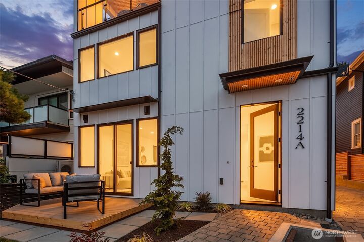Property Photo:  2214  Broadway  E A  WA 98102 