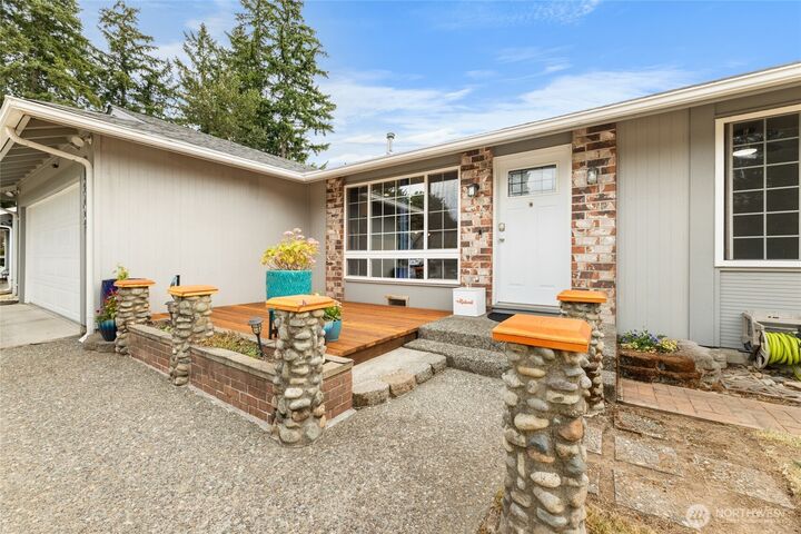 Property Photo:  2902  Scenic Drive SE  WA 98092 
