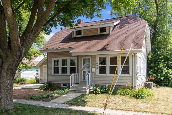 Property Photo:  1008 N Bennett Street  WI 54914-3663 