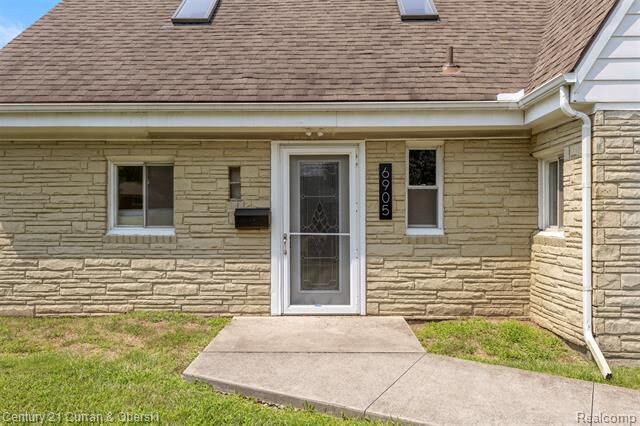 Property Photo: 6905 N Beech Daly Road MI 48127