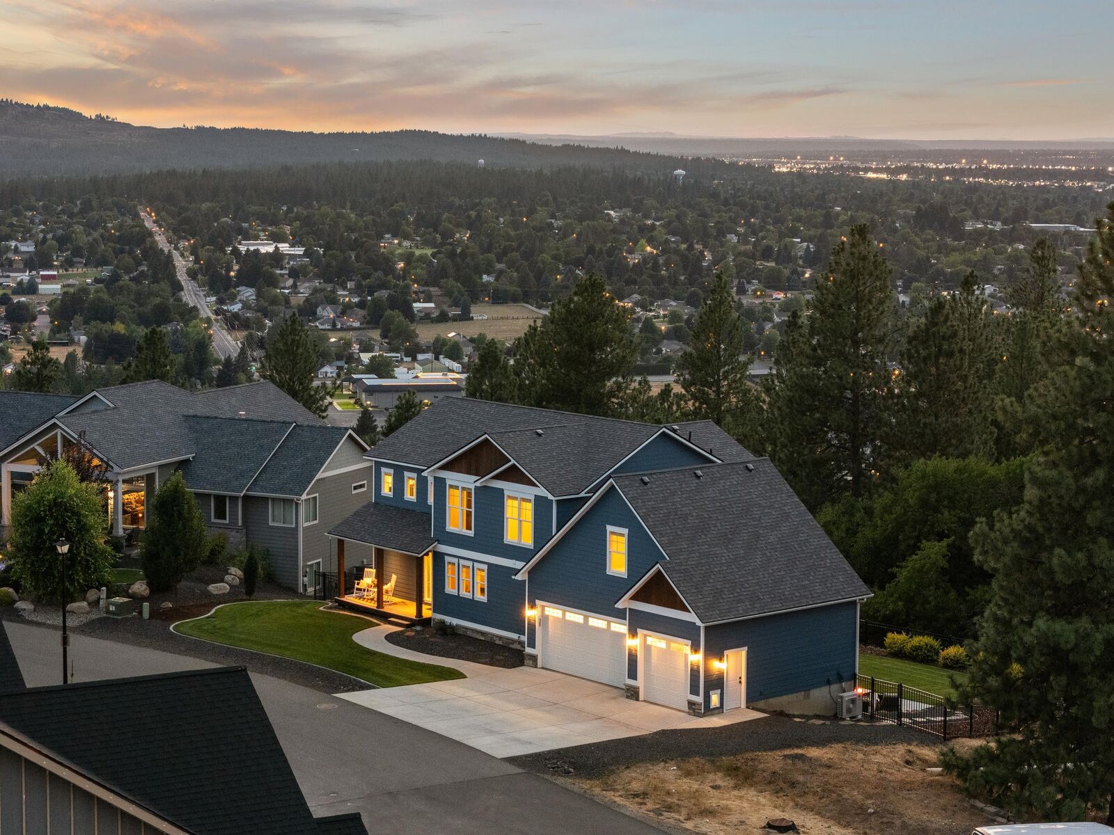 Property Photo:  2526 S Man O War Ln  WA 99037 