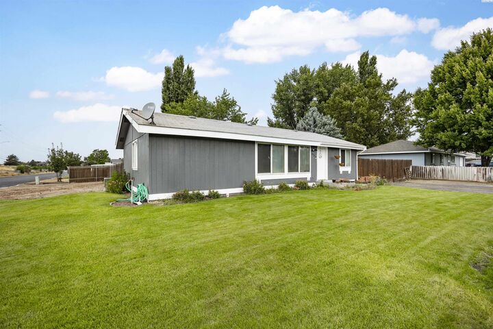 Property Photo:  411 N Ephrata Ave  WA 99326 