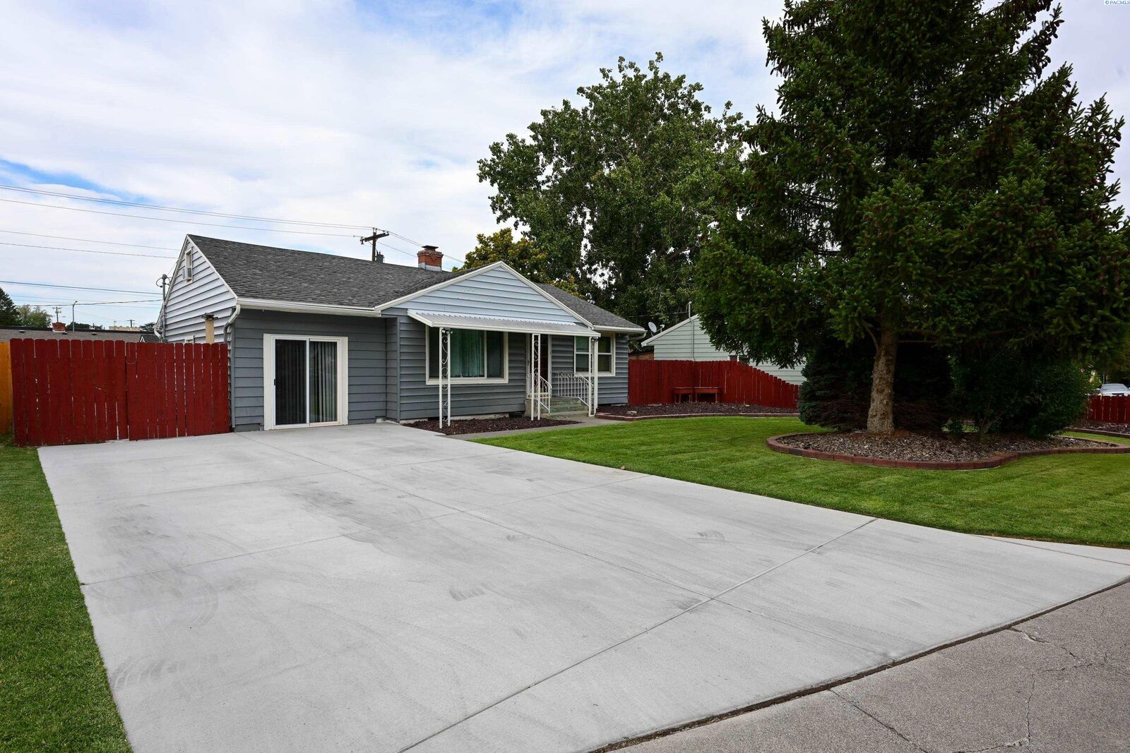 Property Photo:  2310 W 1st Ave  WA 99336 
