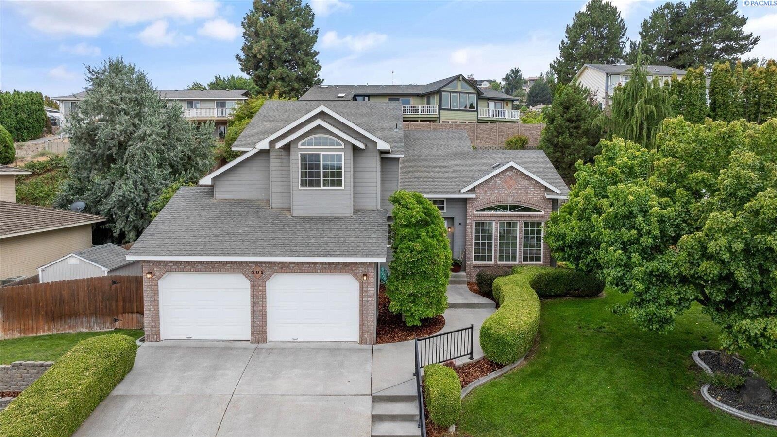 Property Photo:  205 Riverwood St  WA 99352 