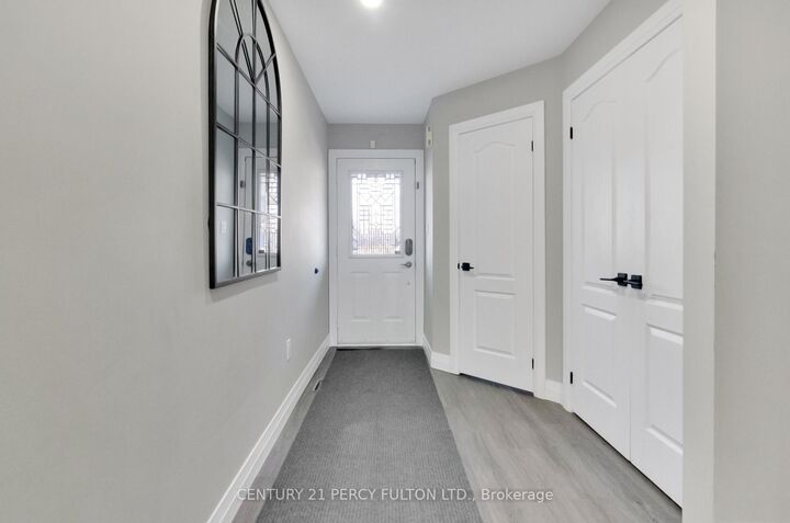 Photo de la propriété: 19 Odessa Crescent ON L1R 3P1