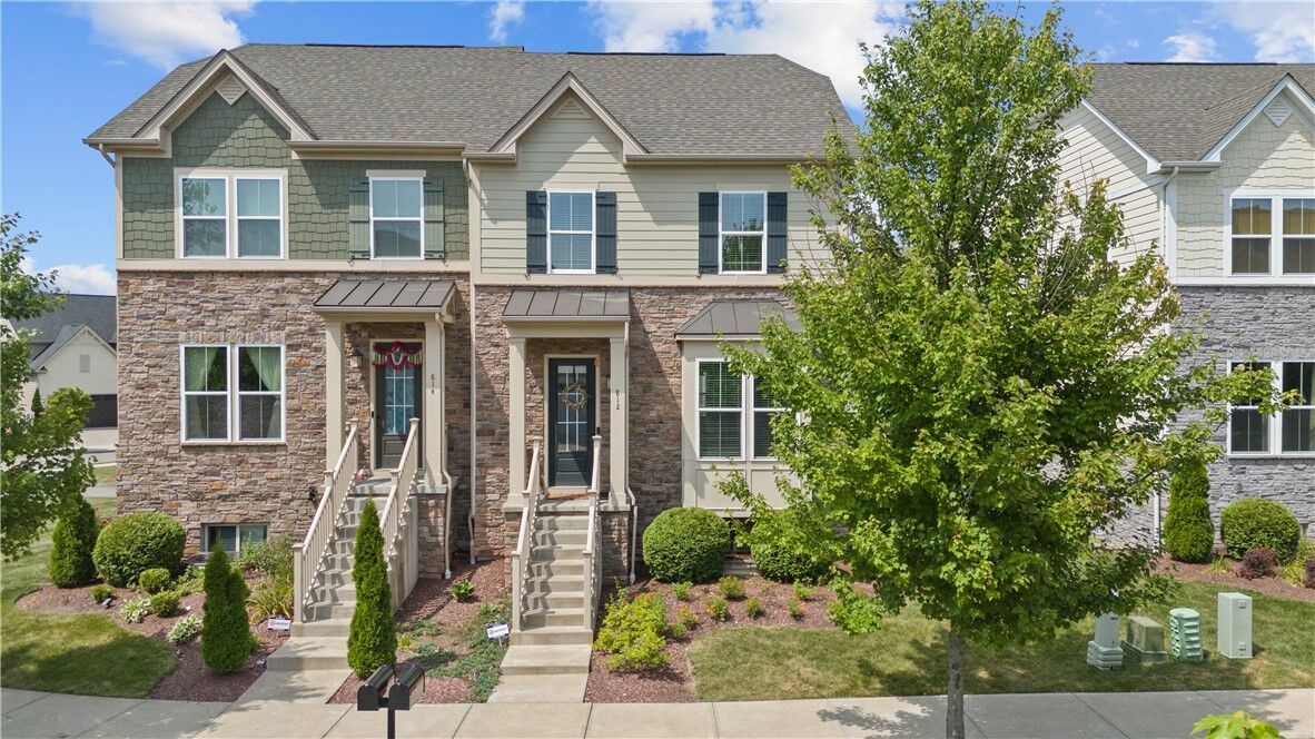 Property Photo:  812 Oneida Cir  PA 16046 