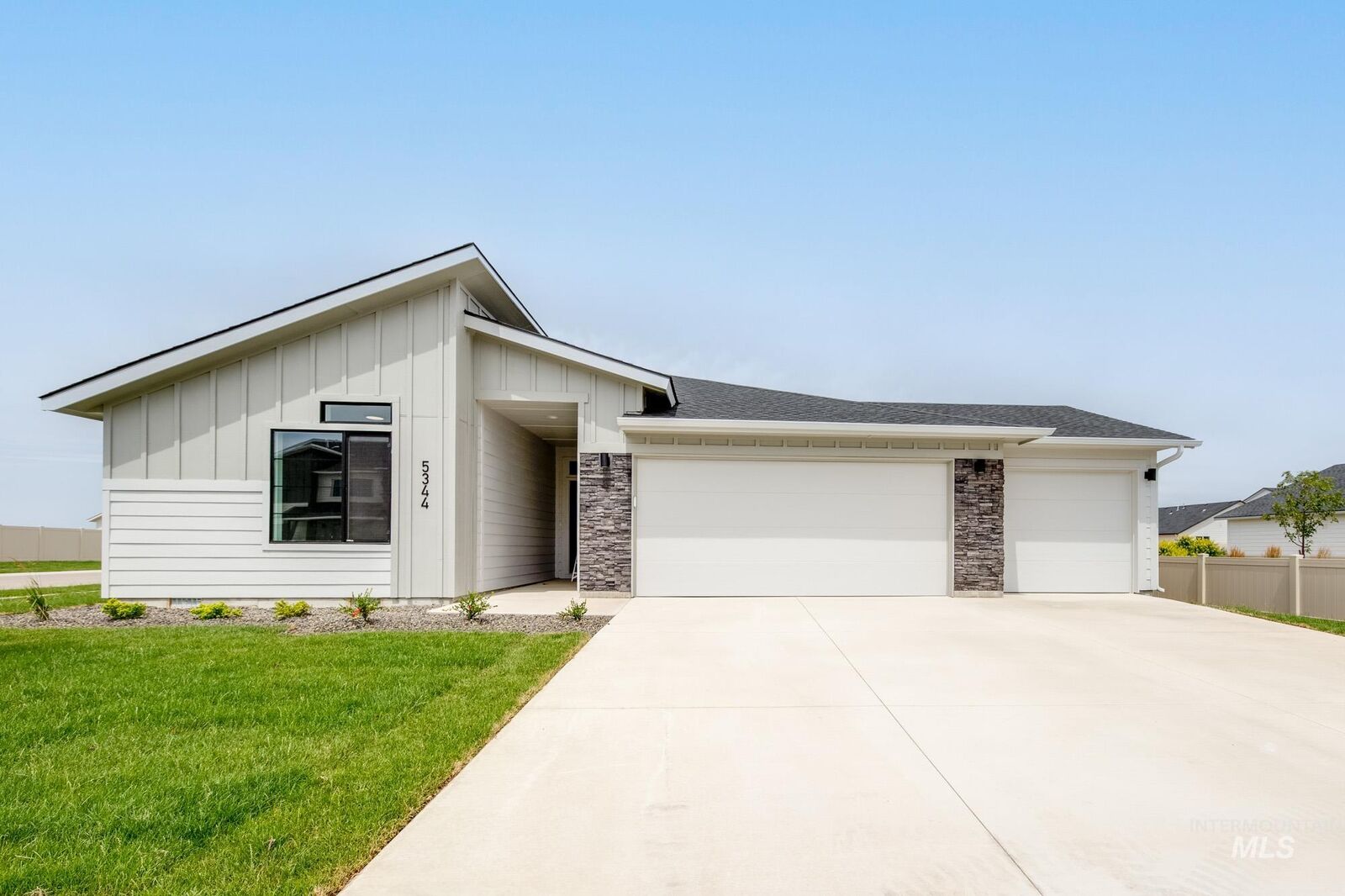 Property Photo: 864 N Mirror Creek Way ID 83642