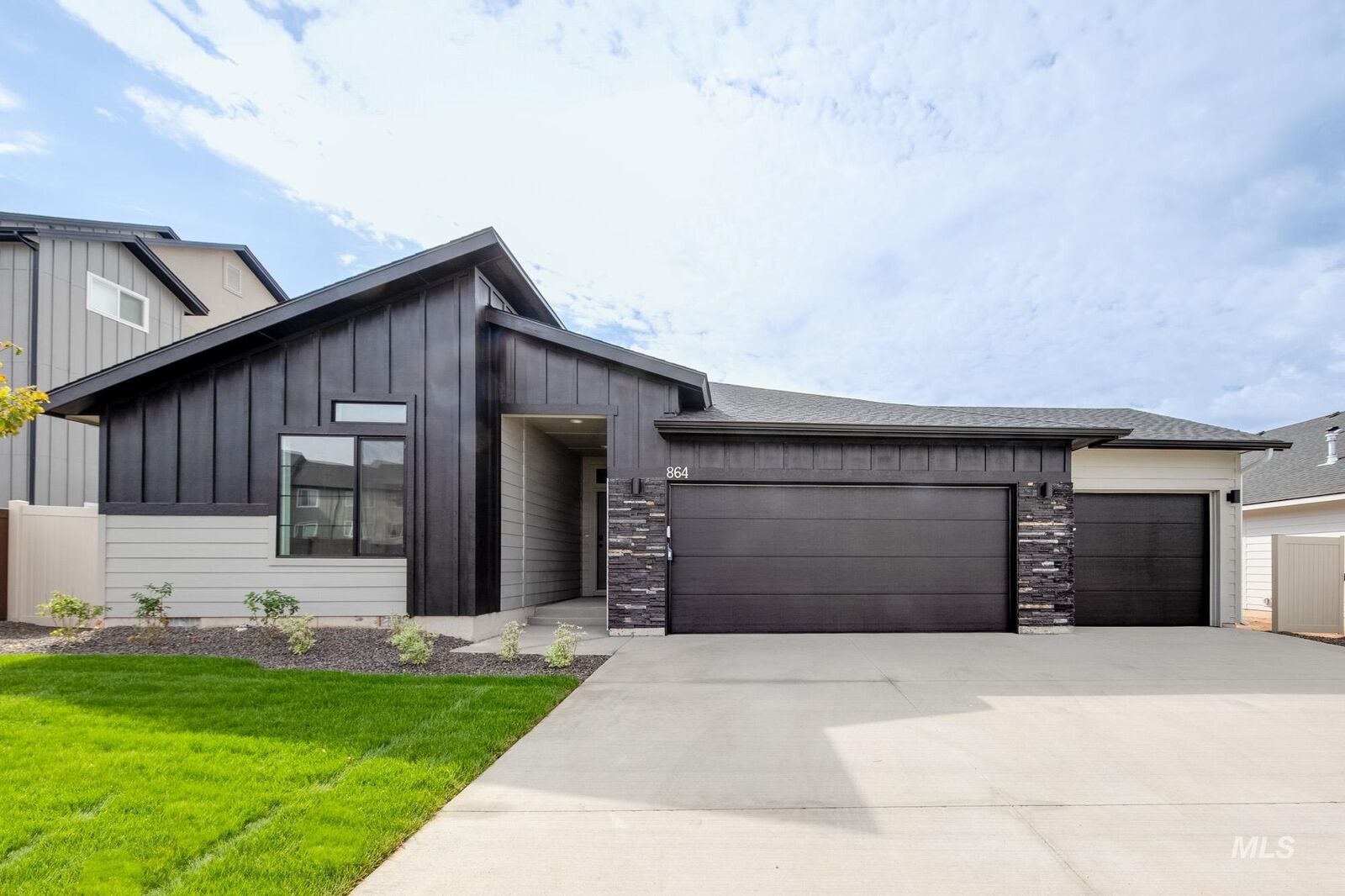 Property Photo:  864 N Mirror Creek Way  ID 83642 