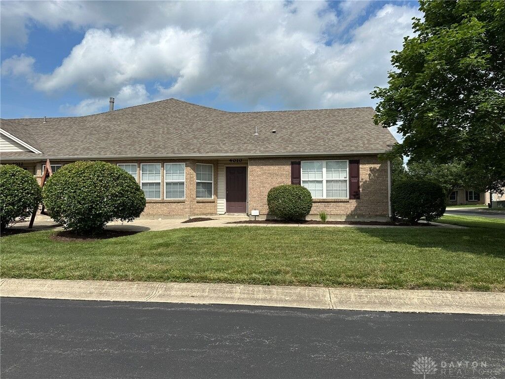 Property Photo:  4010 Twin Lakes Circle  OH 45315 
